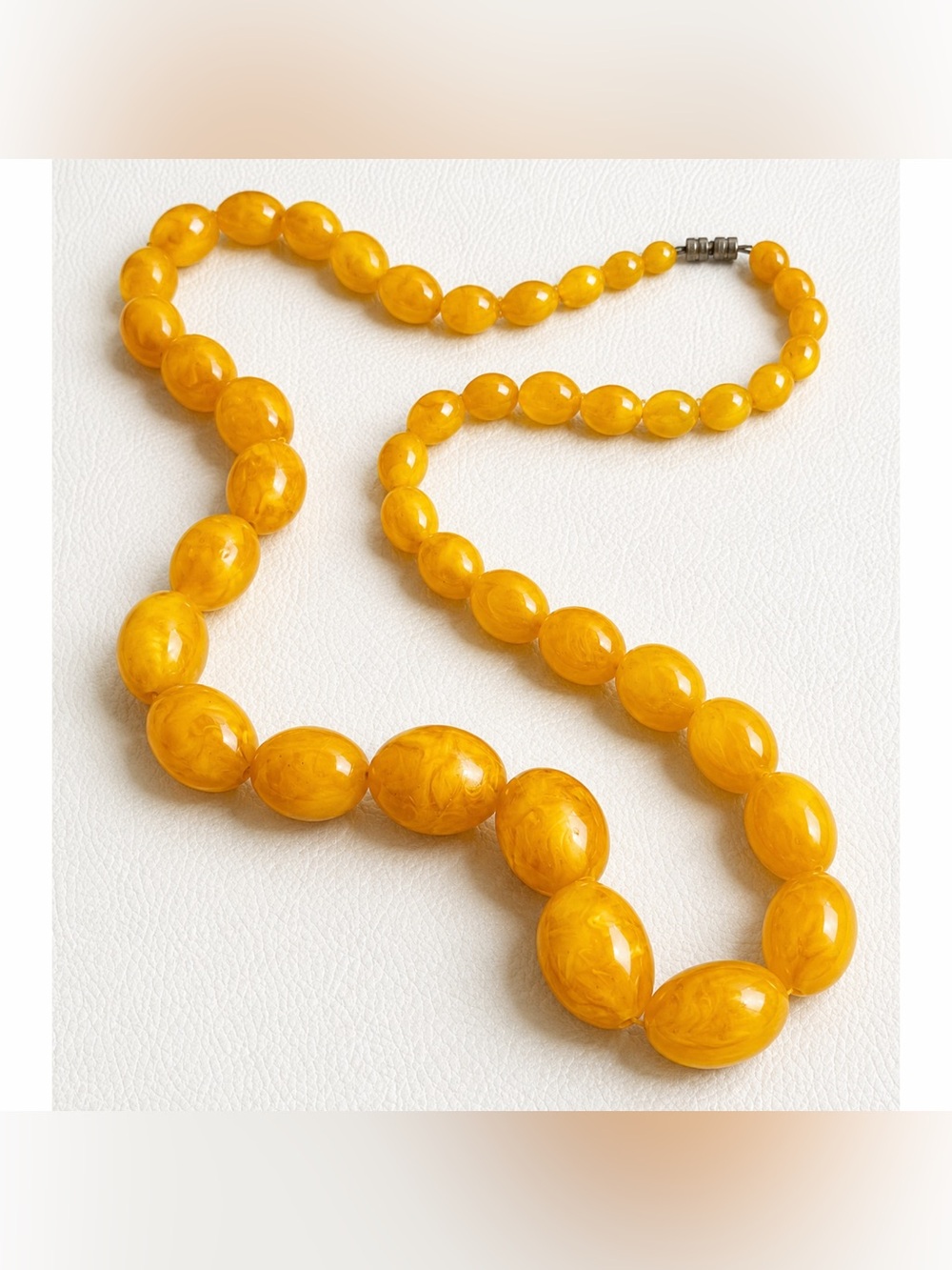 Vintage Butterscotch Lucite Graduated Bead Necklace 15” Marbled Oval Beads Retro